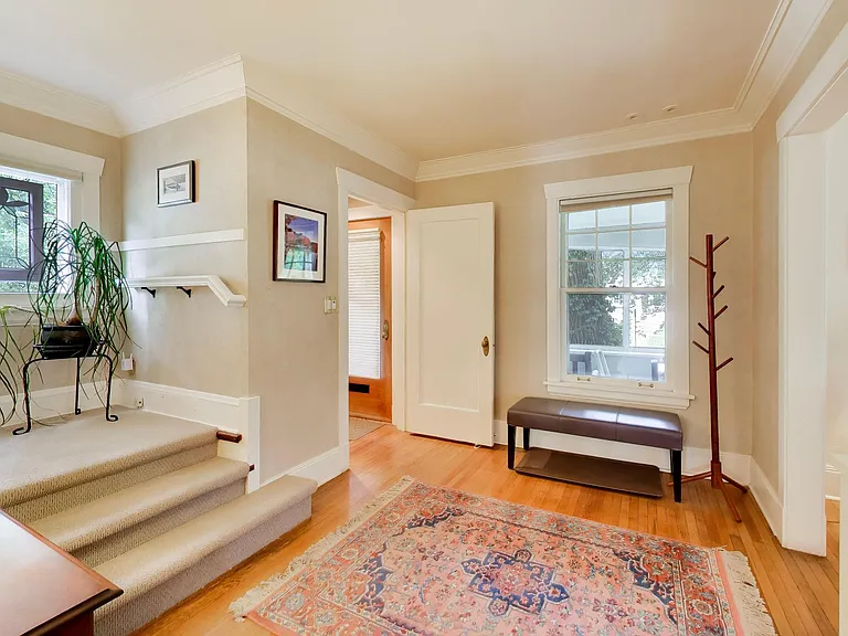 2624 Thayer St — Photo 4
