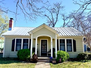 204 W Centre St, Fredericksburg, TX 78624