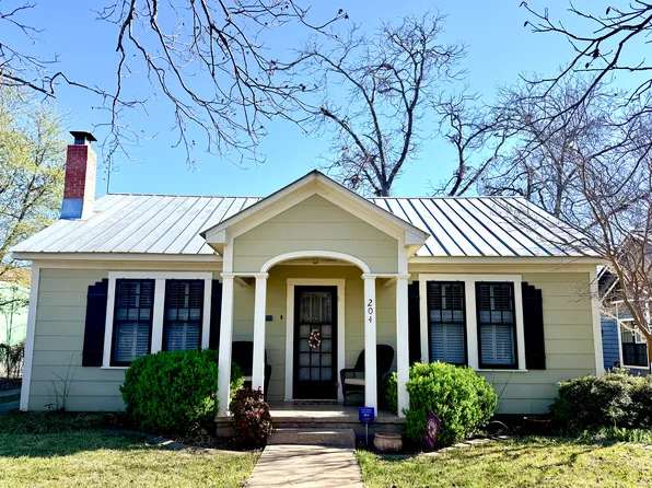 204 W Centre St, Fredericksburg, TX 78624