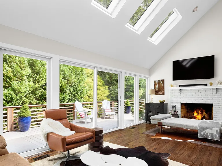 39 Montauk Ave — Photo 6