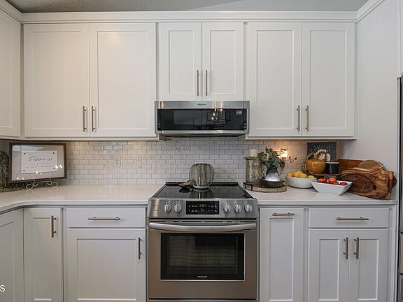 4th image of 919 W Bristol Dr