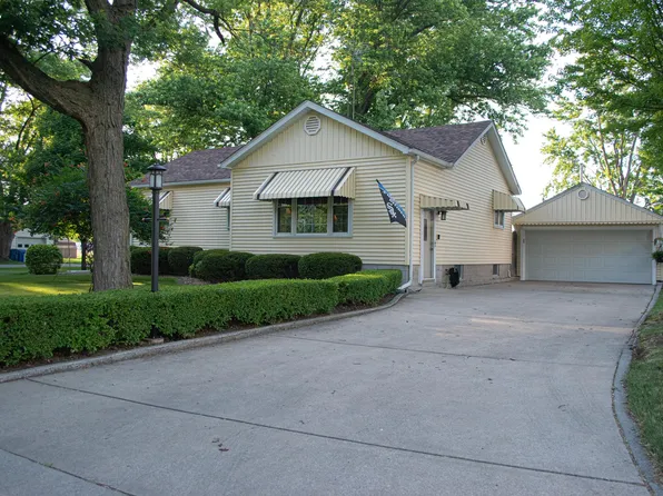 220 Cedar St, Crown Point, IN 46307
