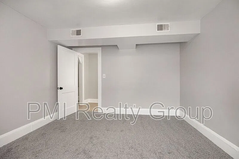 2 bed, 1.0 bath, 964 sqft, $1,100 — Photo 2
