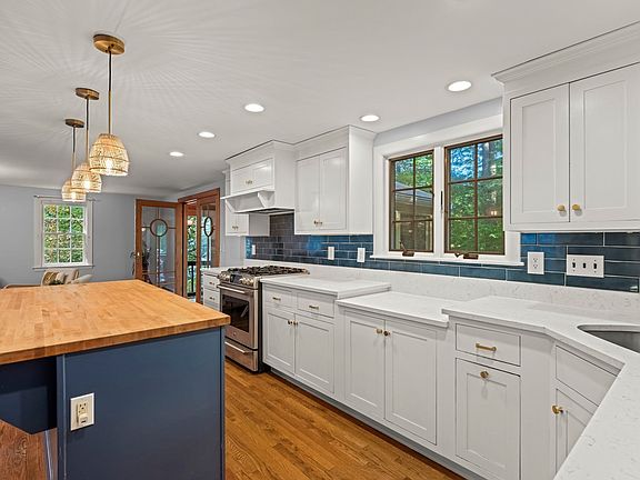 5th image of 16 Agawam Rd