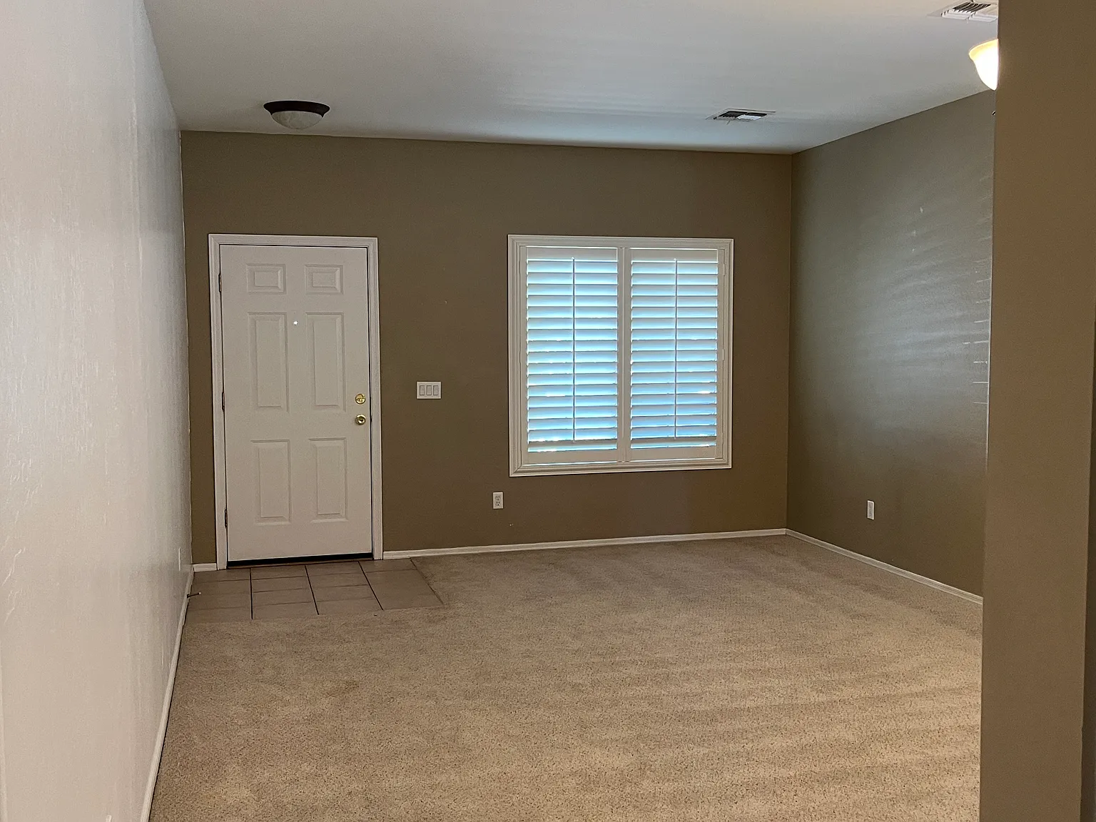 5 bed, 2.5 bath, 2499 sqft, $2,575 — Photo 2