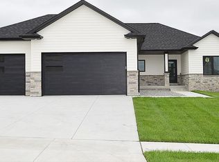 10930 Grantham Dr, Lincoln, NE 68527