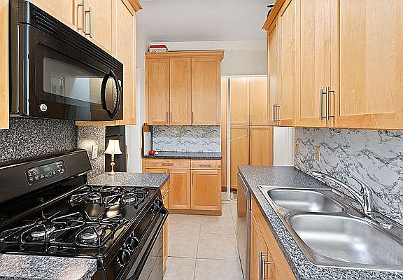 3rd image of 175 W 76th St APT 12F