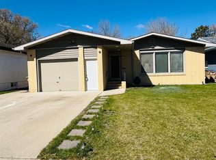 1412 7th St SW, Minot, ND 58701