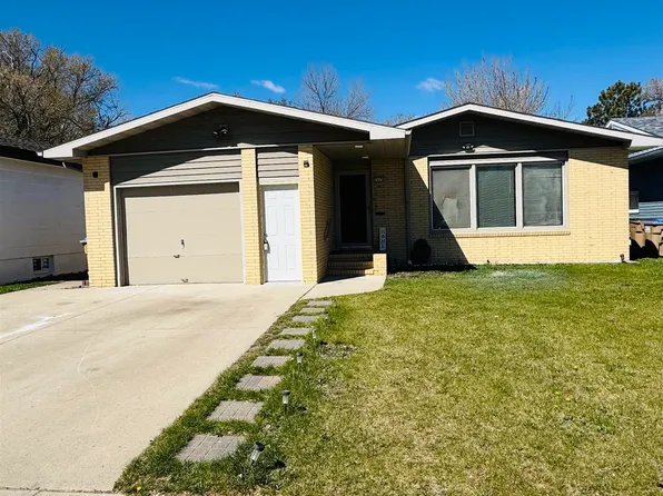 1412 7th St SW, Minot, ND 58701