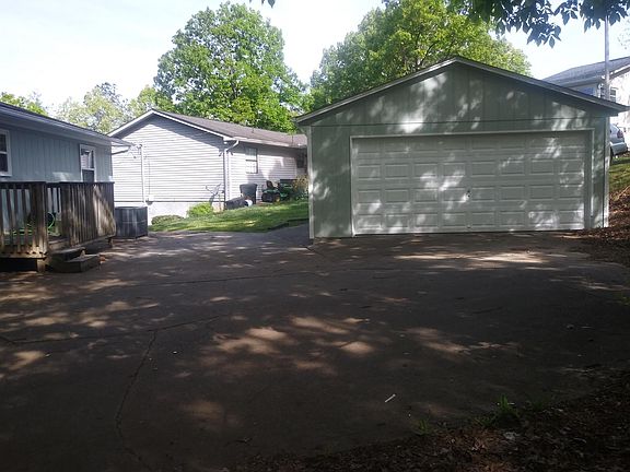 3rd image of 316 Highland Cir