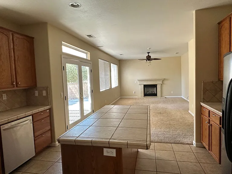746 Jersey Ct — Photo 5
