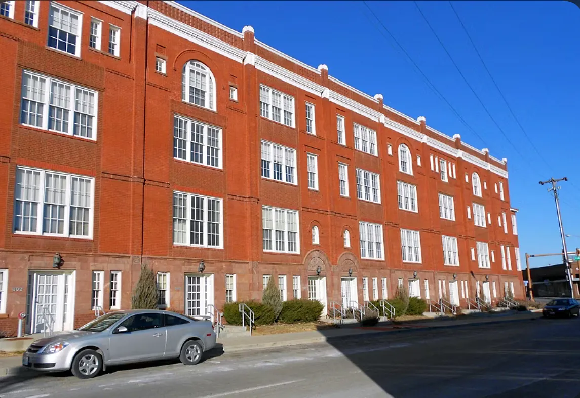 San Regis Apartments — Photo 1