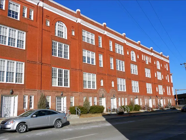 San Regis Apartments — Photo 1