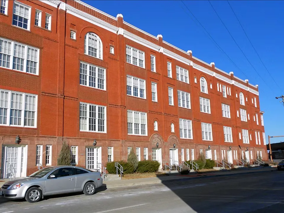 San Regis Apartments