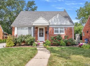 25690 W Hills Dr, Dearborn Heights, MI 48125