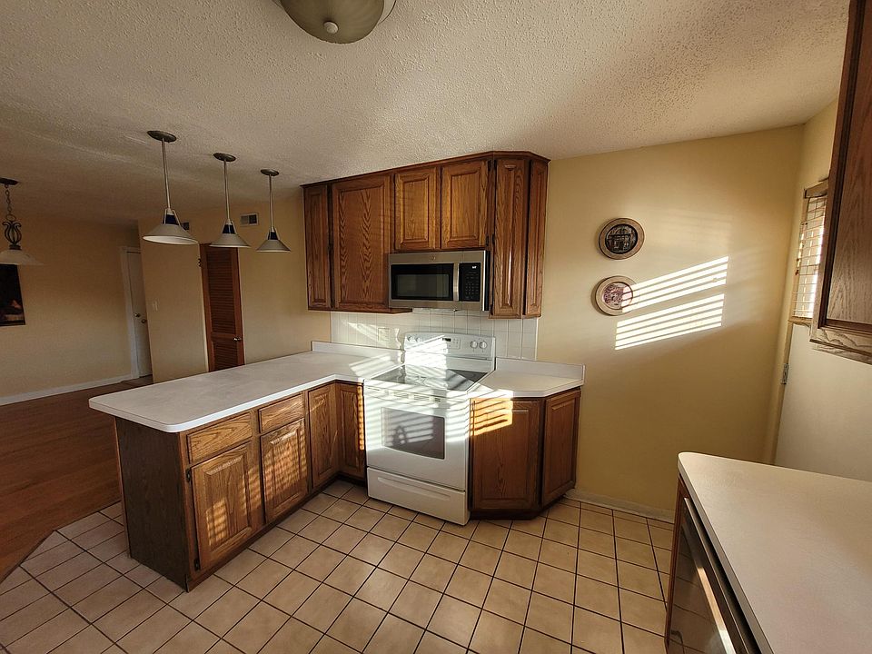 1st image of 12 Garden Dr APT 11