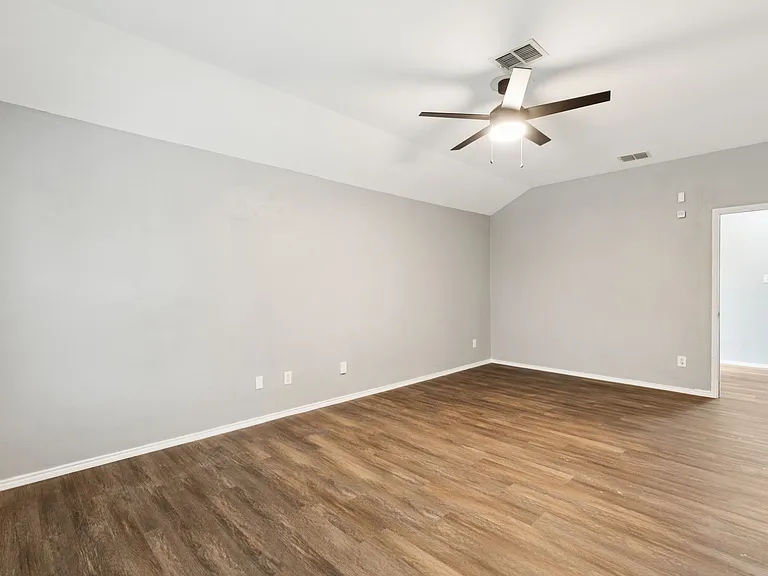 1016 Aviary — Photo 9