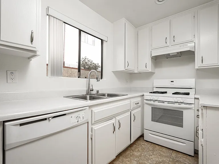 321 N Cedar St — Photo 14