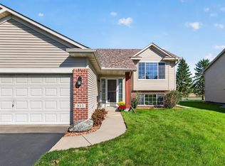 911 Cobblestone Ln, Belle Plaine, MN 56011