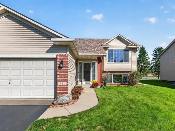 911 Cobblestone Ln, Belle Plaine, MN 56011