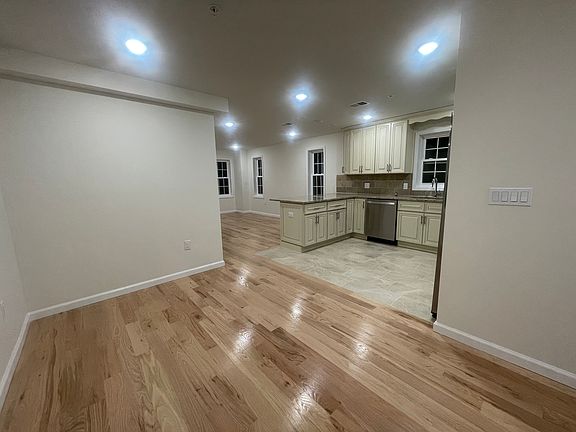 4th image of 26 Stuyvesant Ave APT 2
