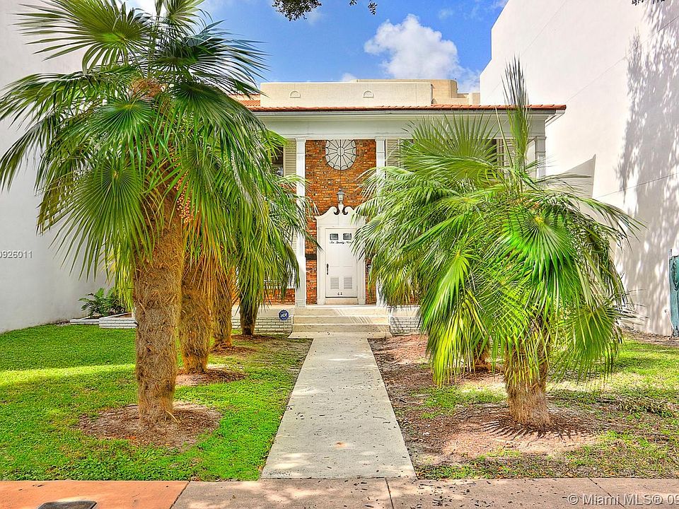 Wonderful & central Coral Gables location. Beautiful wood floors.