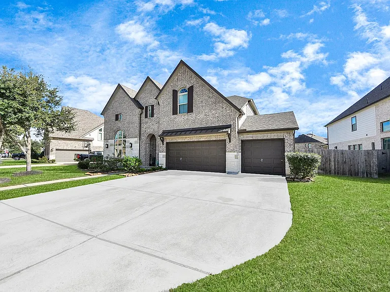 1911 Sapphire Pines Ln — Photo 1