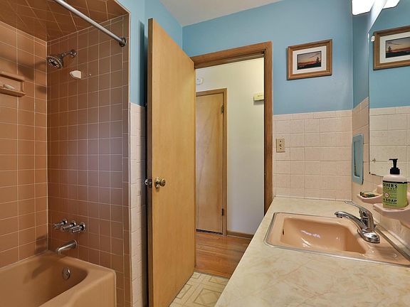 4th image of 714 Island Ct