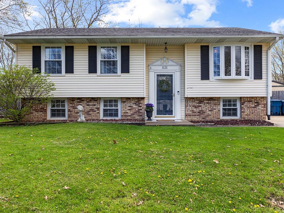 1st image of 1121 Oakwood Dr