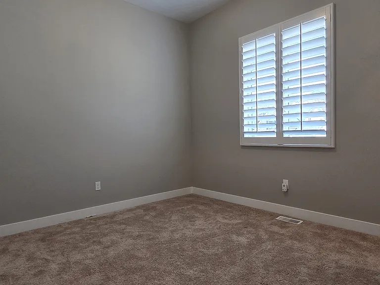 875 E 1400 S — Photo 21