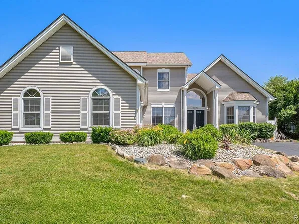 16073 Silverwood Dr, Fenton, MI 48430