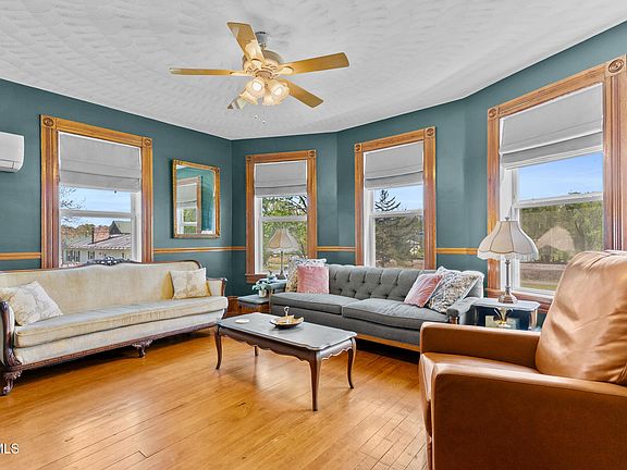 4th image of 210 Evergreen St