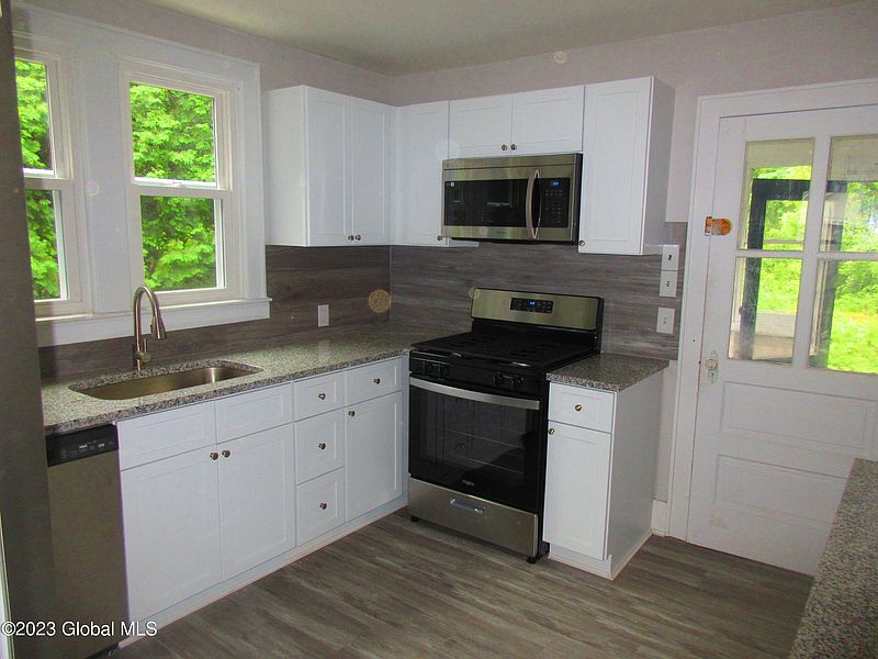 3rd image of 297 Fort Edward Road