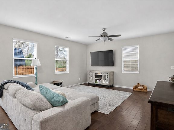 4th image of 594 Summit Point