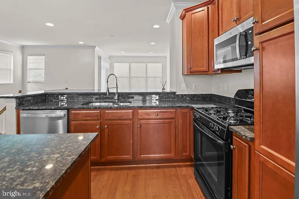 3 bed, 4.0 bath, 2036 sqft, $2,775 — Photo 2
