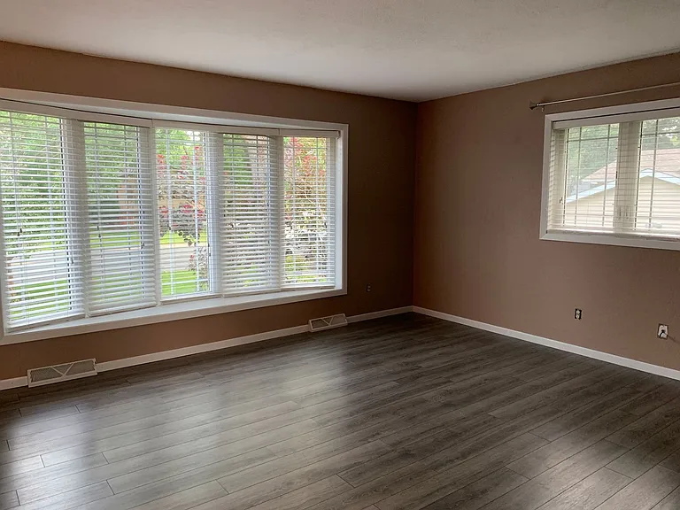 570 Roberts St SW — Photo 4
