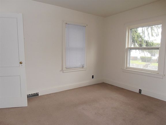 4th image of 240 E Irvington Ave