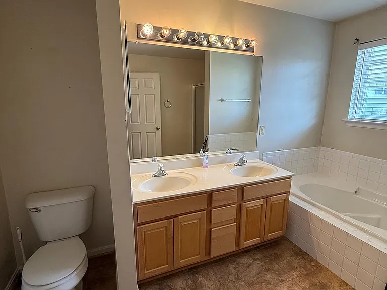 7028 Wytheville Cir — Photo 8