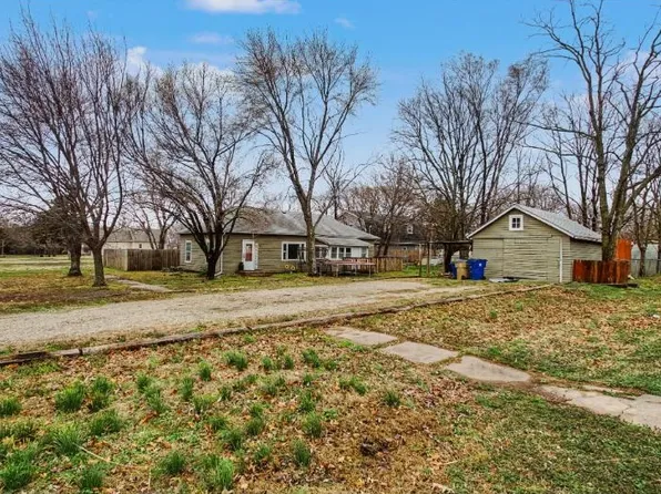 118 N Chestnut St, Douglass, KS 67039