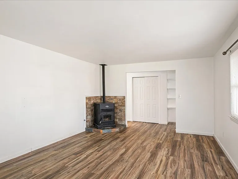 10 James Dr — Photo 4