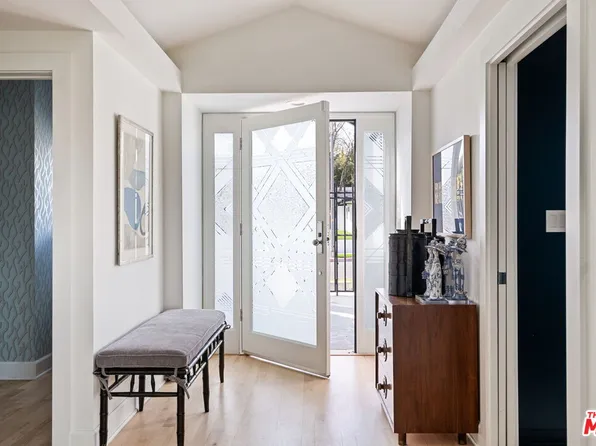 18623 Palomino Dr, Tarzana, CA 91356