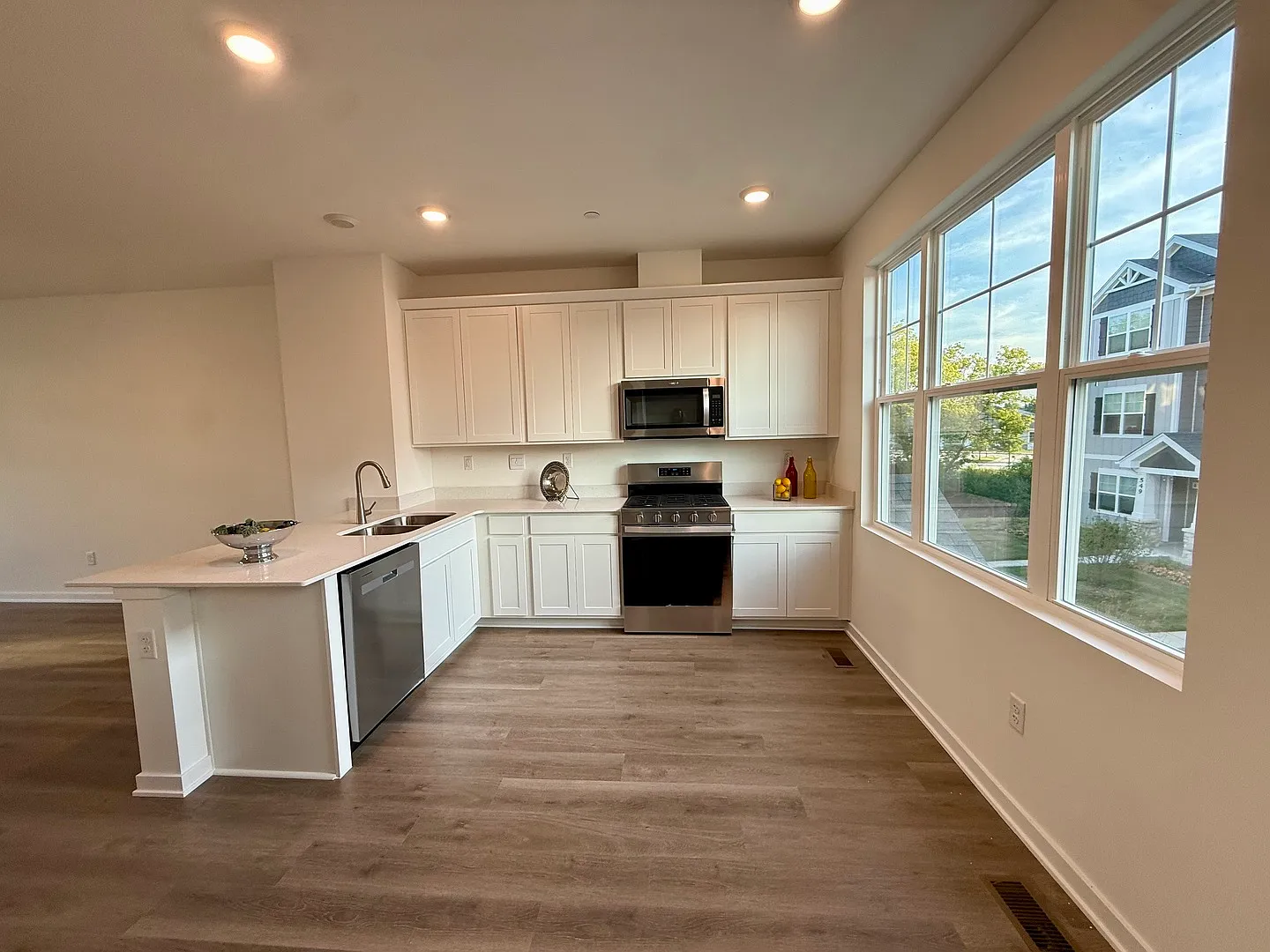 3 bed, 2.5 bath, 1630 sqft, $3,200 — Photo 4
