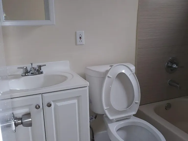 2030 SW 4th St #6 — Photo 6
