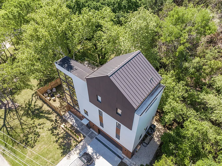 2806 Geronimo Trl — Photo 1