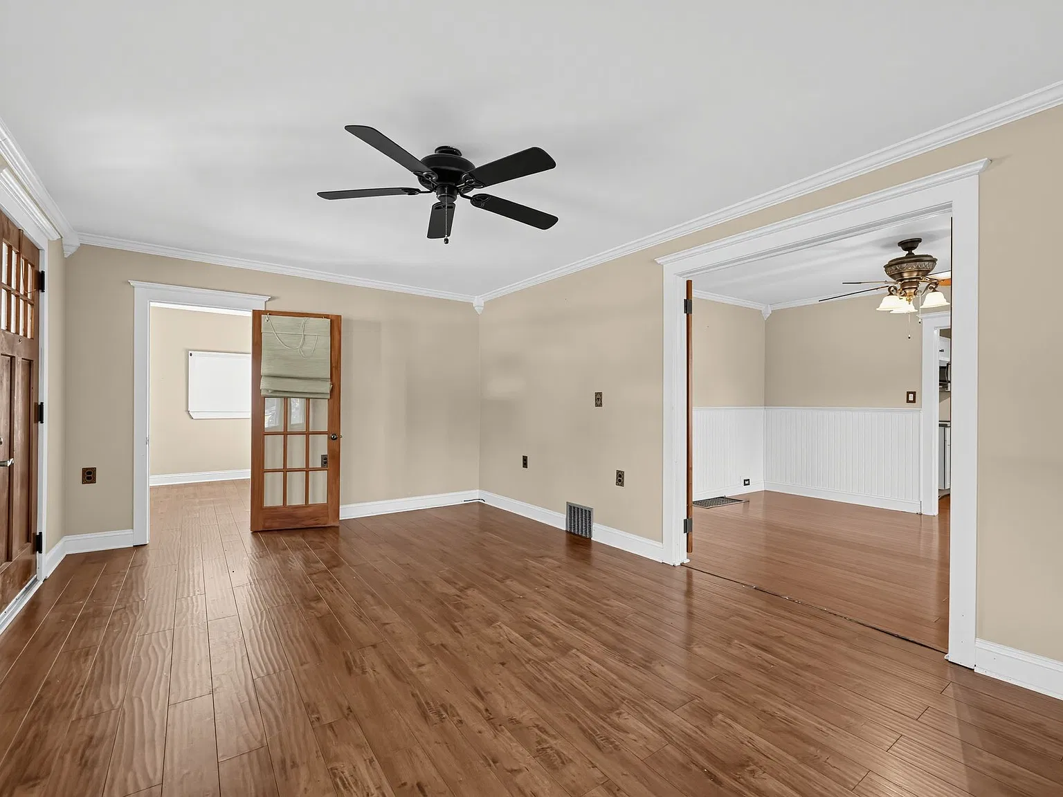 Clean and Cozy 2 Bed w/ high ceiling/classic finishes/basement — Photo 1