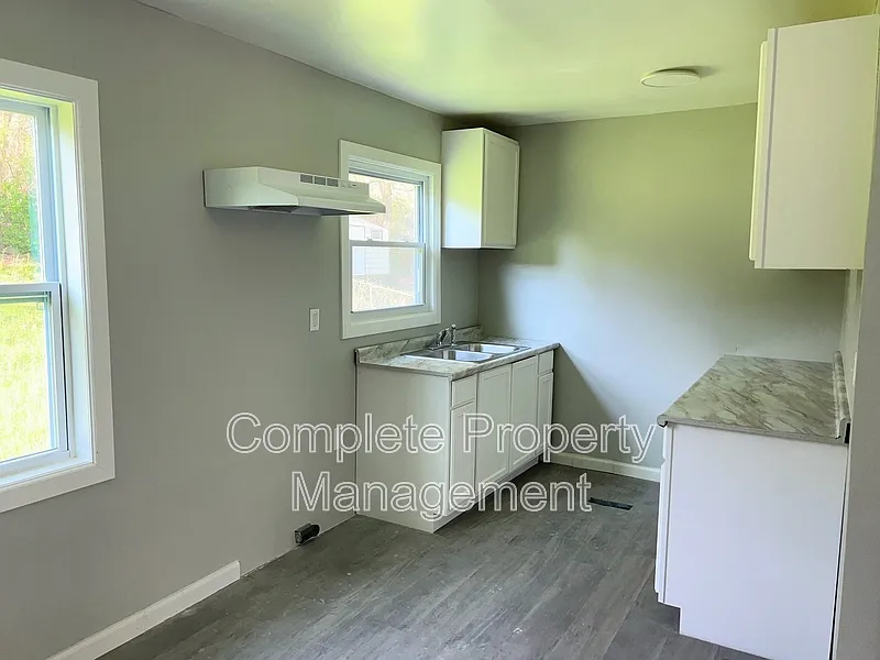 3 bed, 1.0 bath, 1075 sqft, $1,150 — Photo 4
