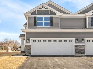 270 Charlestowne Lakes Dr, Saint Charles, IL