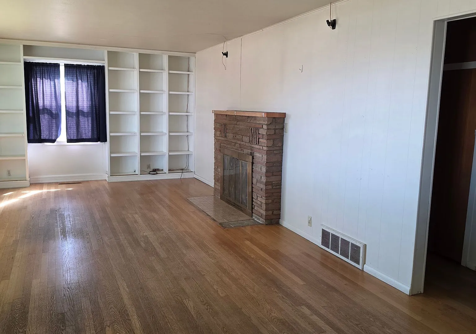 Nice 3 bed, 1 bath next to EOU — Photo 2