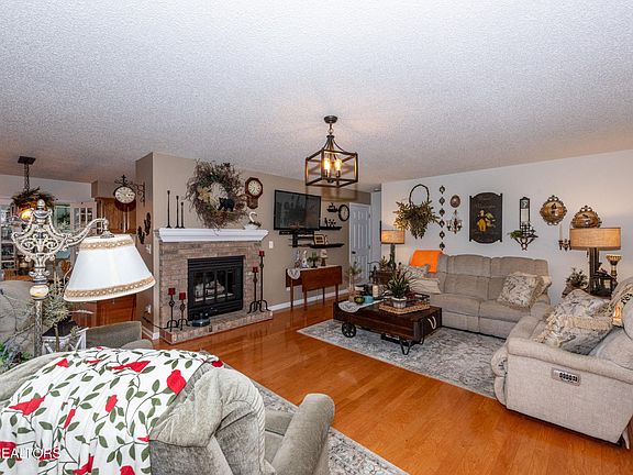 2nd image of 402 Golf View Dr