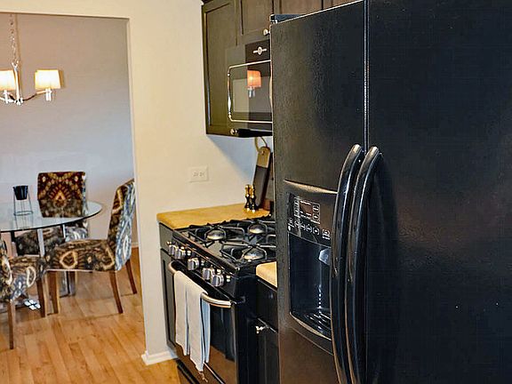3rd image of 840 Wellington Ave Unit 408